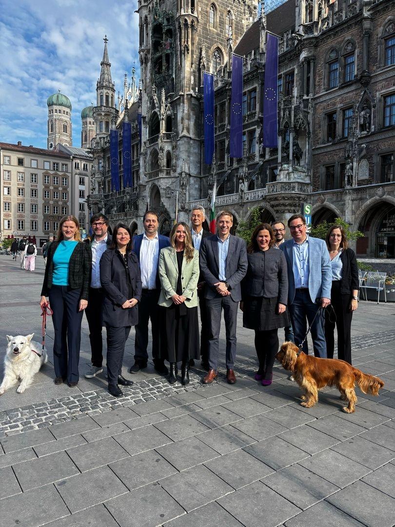 Die neue Koalition im Münchner Rathaus - elf Frauen und Männer stehen auf dem dem Marienplatz , in Hintergrund das Rathaus 