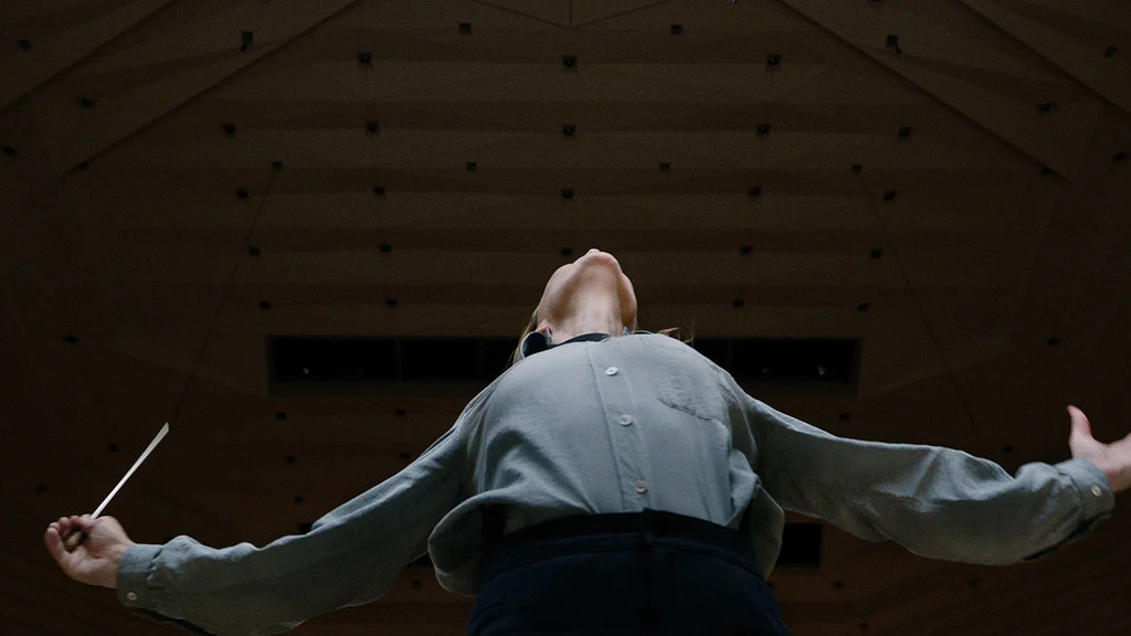 Man sieht die Schauspielerin Cate Blanchett aus extremer Untersicht als Dirigentin in dem Film "Tár".