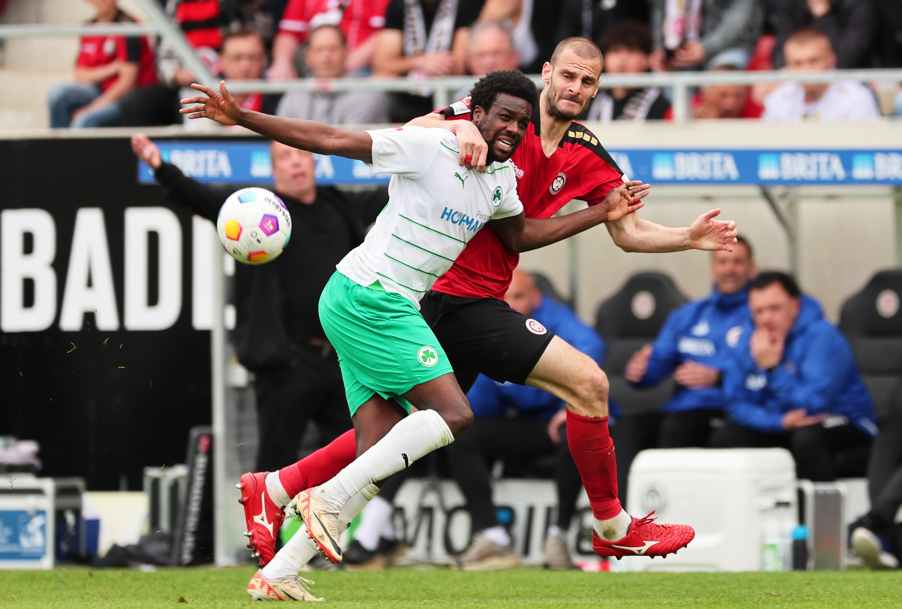 Spielszene Wehen Wiesbaden - SpVgg Greuther Fürth