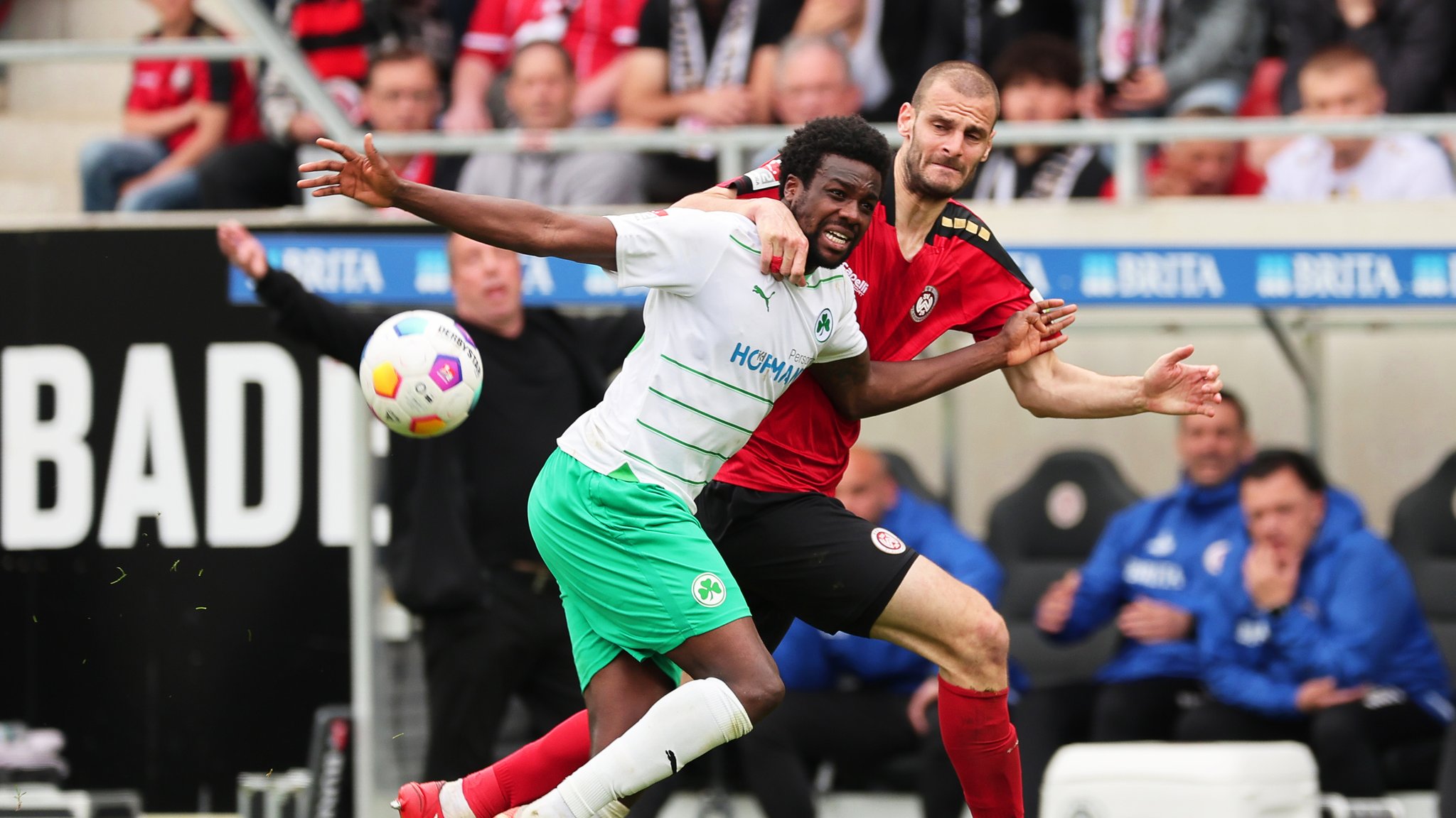 5:3 nach 0:2 - Fürth gewinnt wilde Achterbahnfahrt in Wiesbaden