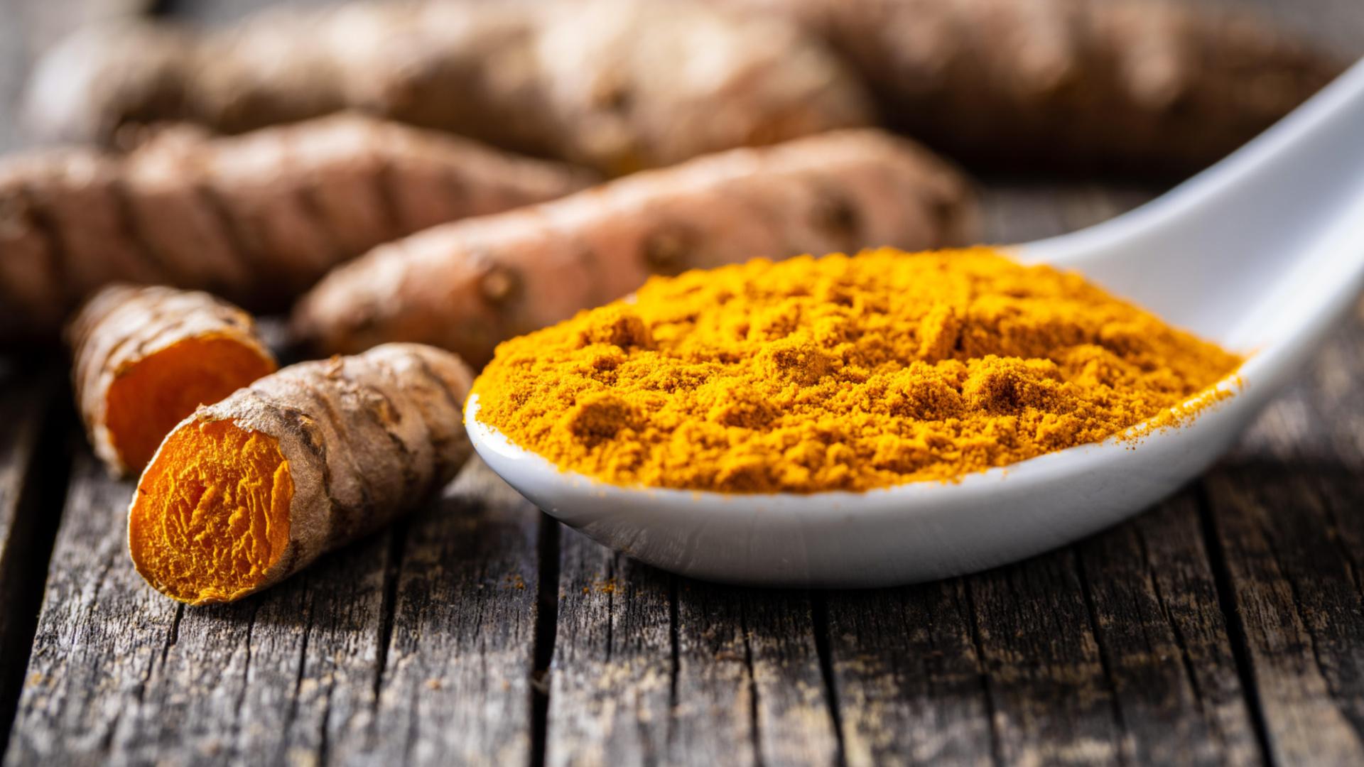 Zu sehen ist gemahlenes Kurkumapulver und die Wurzeln der Kurkumapflanze. Kurkuma könnt ihr nicht nur in Currys essen oder als goldene Milch trinken - es wird auch für medizinische Zwecke benutzt. Wie gesund ist der Kurkumainhaltsstoff Curcumin wirklich? 