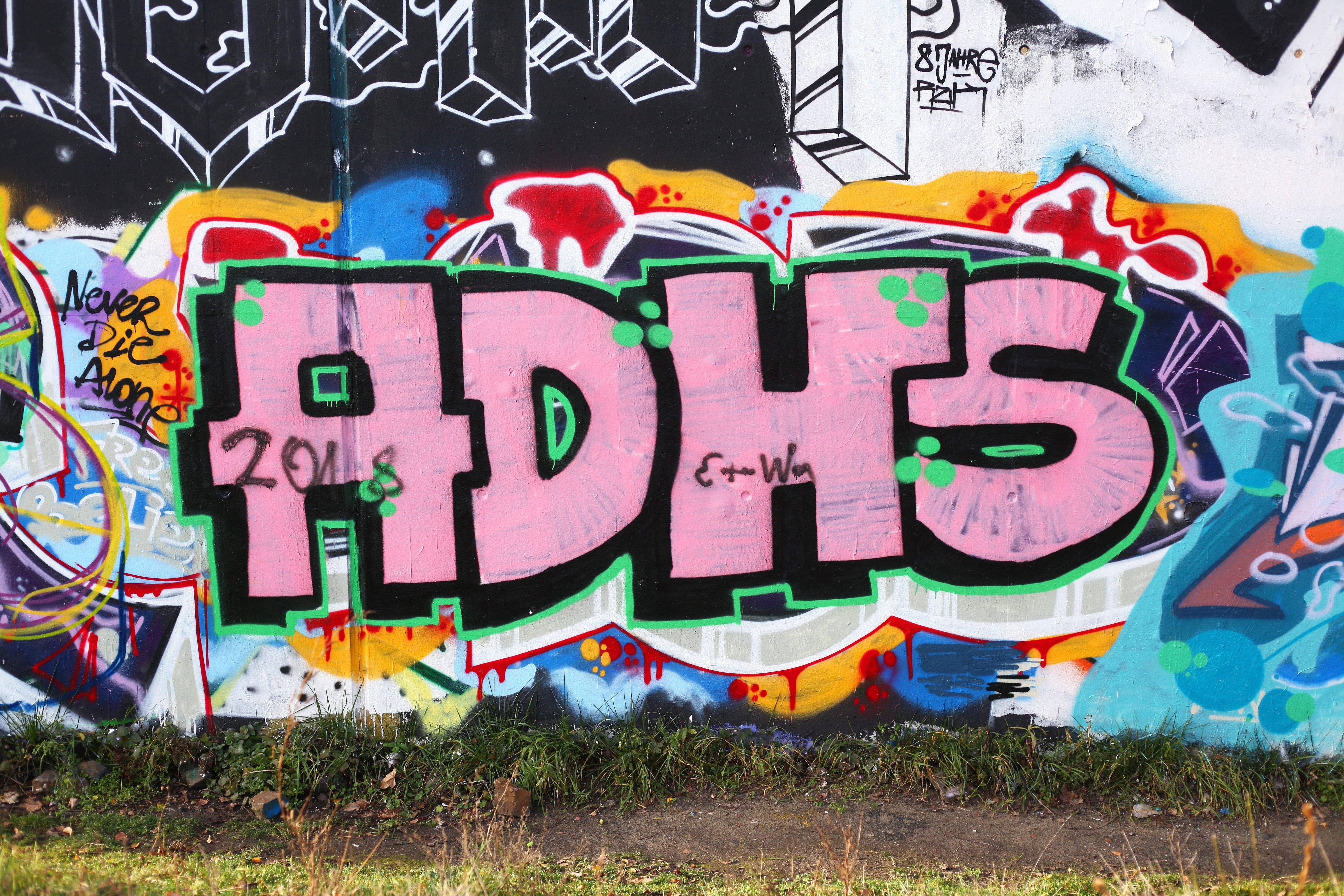 Ein Graffiti bildet die Buchstaben ADHS