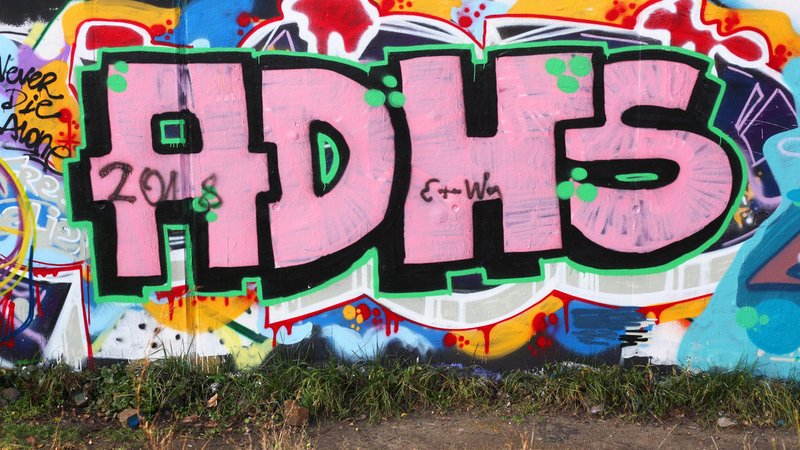 Ein Graffiti bildet die Buchstaben ADHS | Bild: picture alliance / Wolfram Steinberg | Wolfram Steinberg Ein Graffiti bildet die Buchstaben ADHS