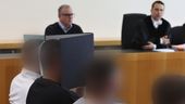 Der Hauptangeklagte links neben weiteren Angeklagten im Augsburger Landgericht  | Bild:picture-alliance/dpa