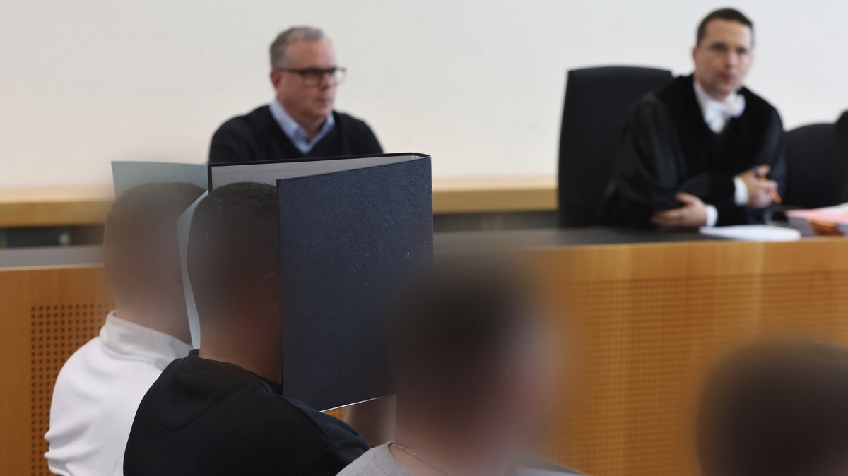 Der Hauptangeklagte links neben weiteren Angeklagten im Augsburger Landgericht 