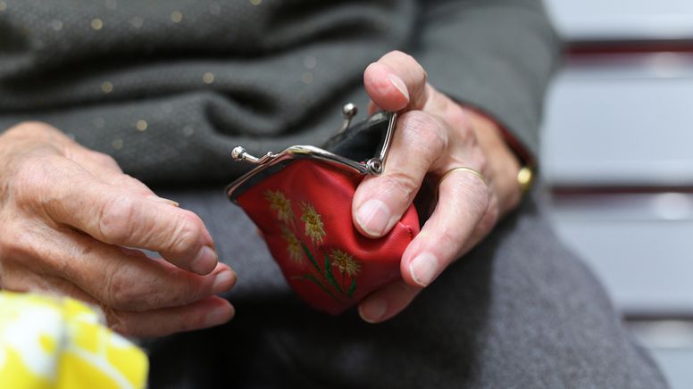 Eine Rentnerin hält ihren geöffneten Geldbeutel in ihrer Hand. | Bild:dpa-Bildfunk/Felix Kästle