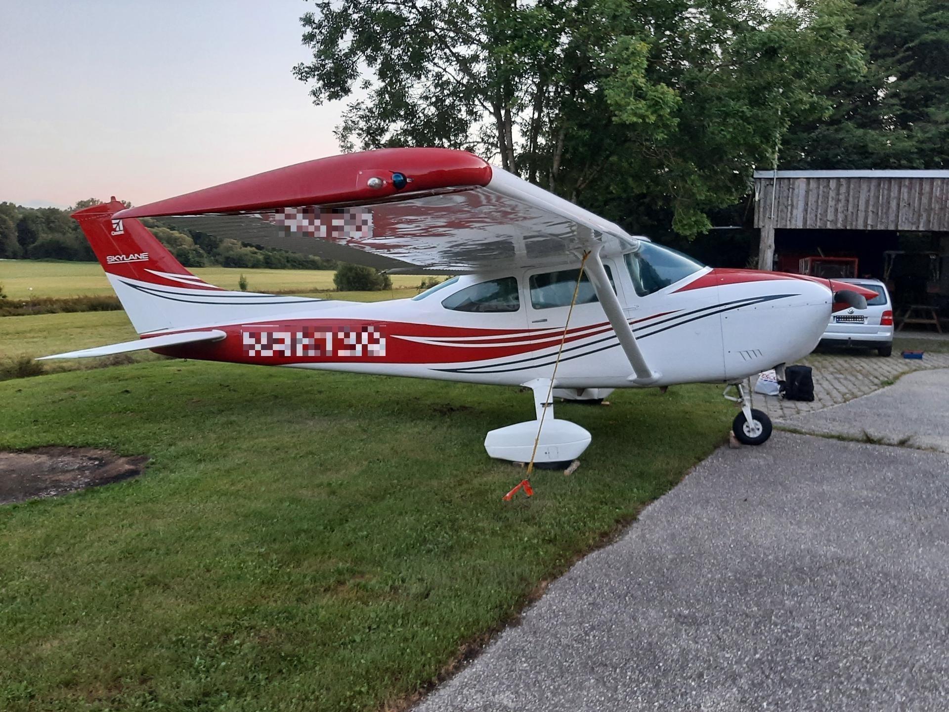 Flugzeug auf dem Flugplatz Postmünster