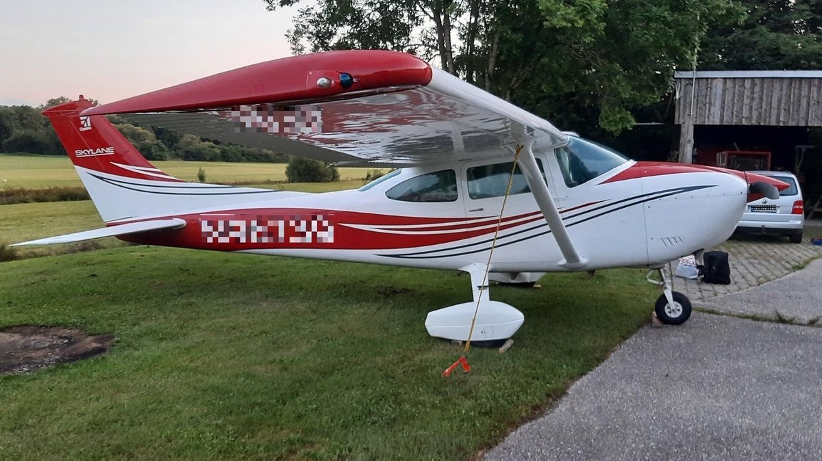 Schleusung per Flugzeug: vier Festnahmen