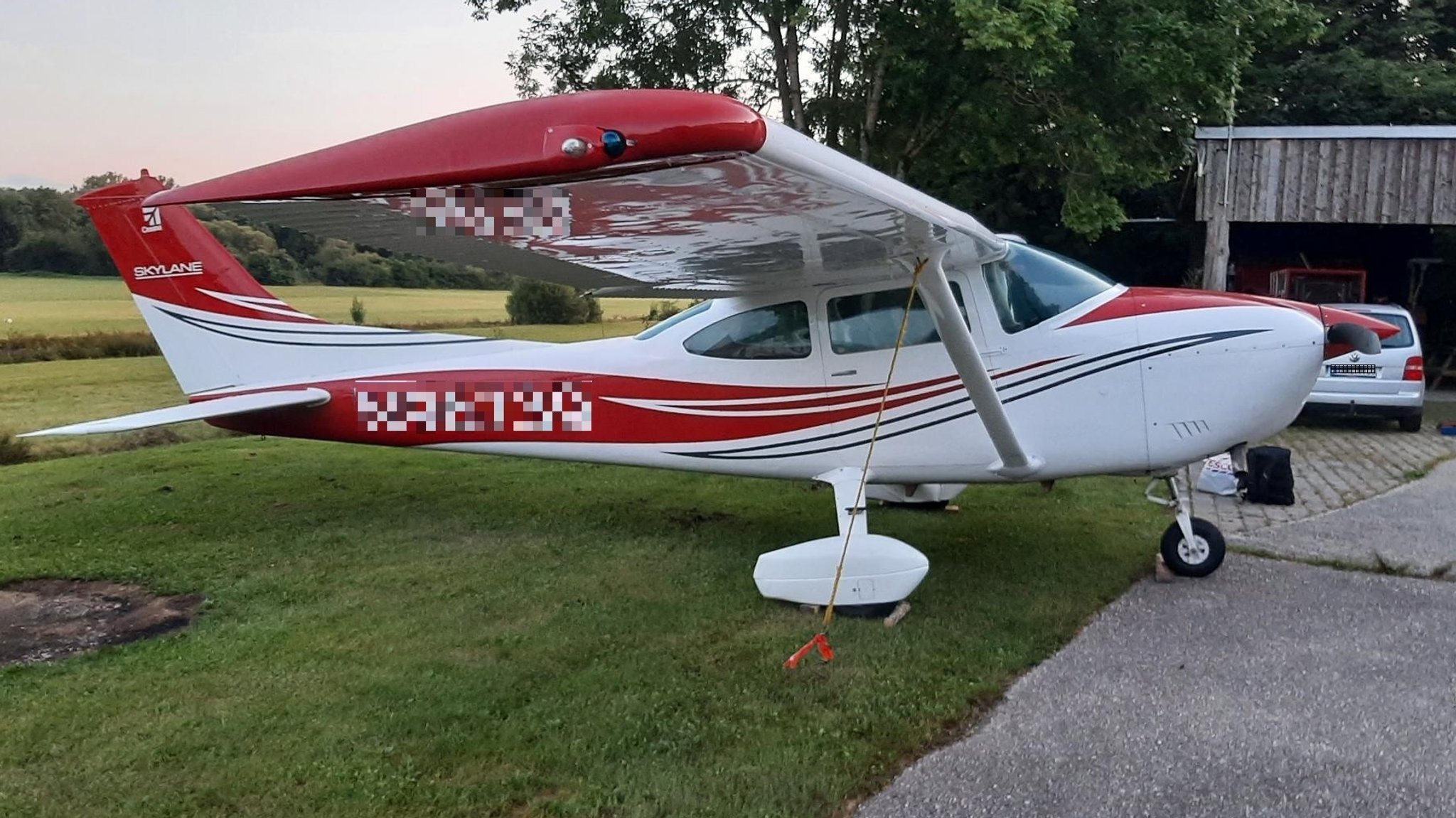 Flugzeug auf dem Flugplatz Postmünster