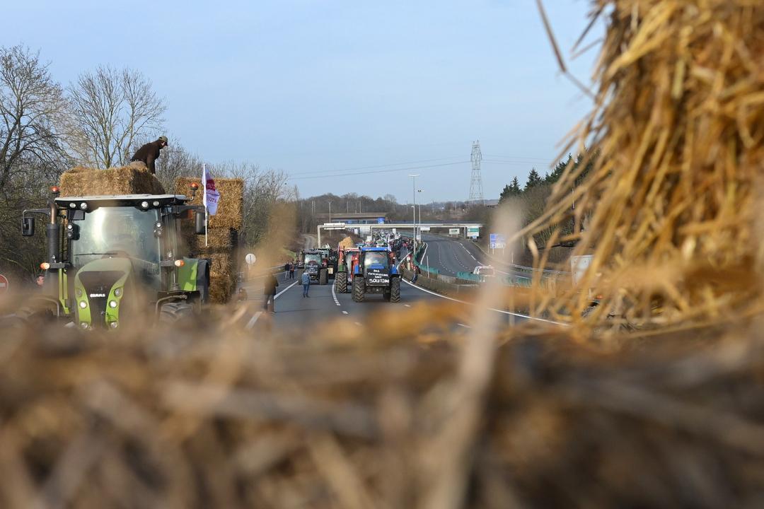 Landwirte mit Strohballen auf der Autobahn