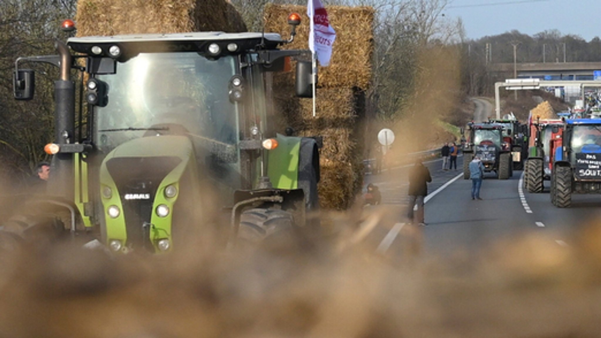 Landwirte mit Strohballen auf der Autobahn