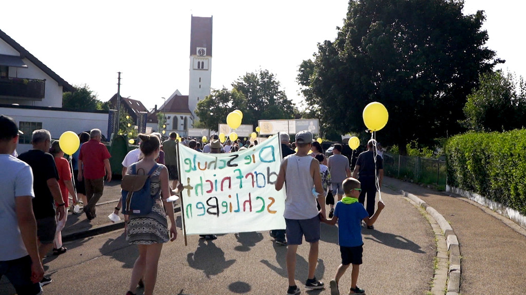 Protest für den Erhalt der Grundschule in Oberfahlheim im Juli 2021