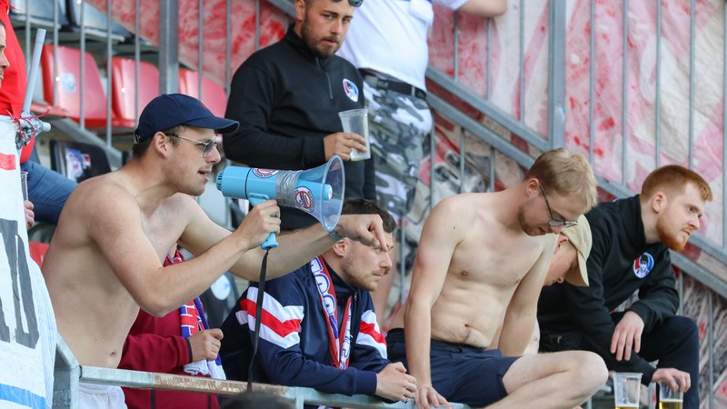 Die Fans der SpVgg Unterhaching nach dem verlorenen Spiel | Bild: picture alliance / Fotostand | Fotostand / Ulrich Scherbaum Die Fans der SpVgg Unterhaching nach dem verlorenen Spiel