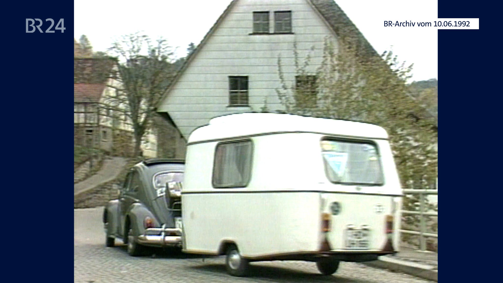 Gespann mit VW Käfer und Wohnwagen