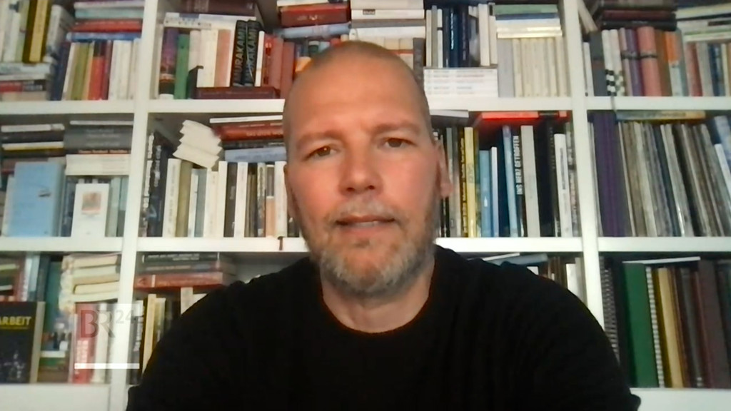 Dr. Stefan Carsten, Mobilitätsforscher am Zukunftsinstitut in Berlin, zeigt sich überzeugt vom Beschuss des EU-Parlaments für ein Verbrenner-Verbot am 2035. Er geht davon aus, dass ein solches Verbot ein Innovationstreiber sein kann. | Bild: BR Dr. Stefan Carsten, Mobilitätsforscher am Zukunftsinstitut in Berlin, zeigt sich überzeugt vom Beschuss des EU-Parlaments für ein Verbrenner-Verbot am 2035. Er geht davon aus, dass ein solches Verbot ein Innovationstreiber sein kann.