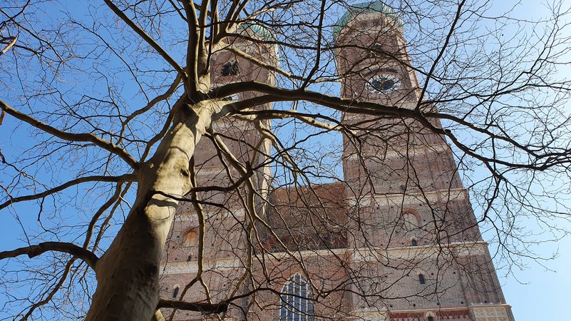 Südturm (rechts) des Münchner Doms wieder für Besucher geöffnet
