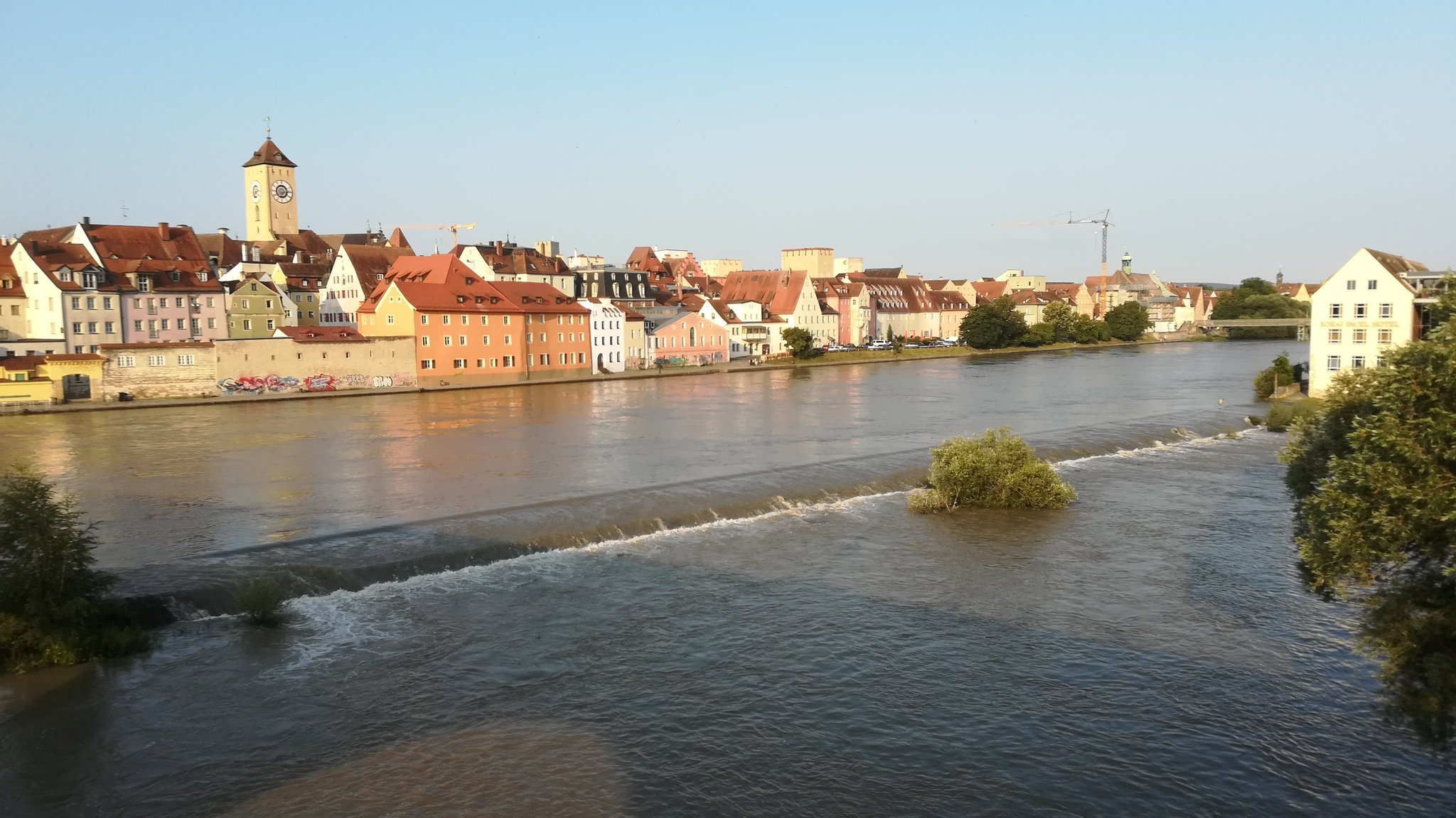 Die Donau ist in Regensburg nur leicht über die Ufer getreten.