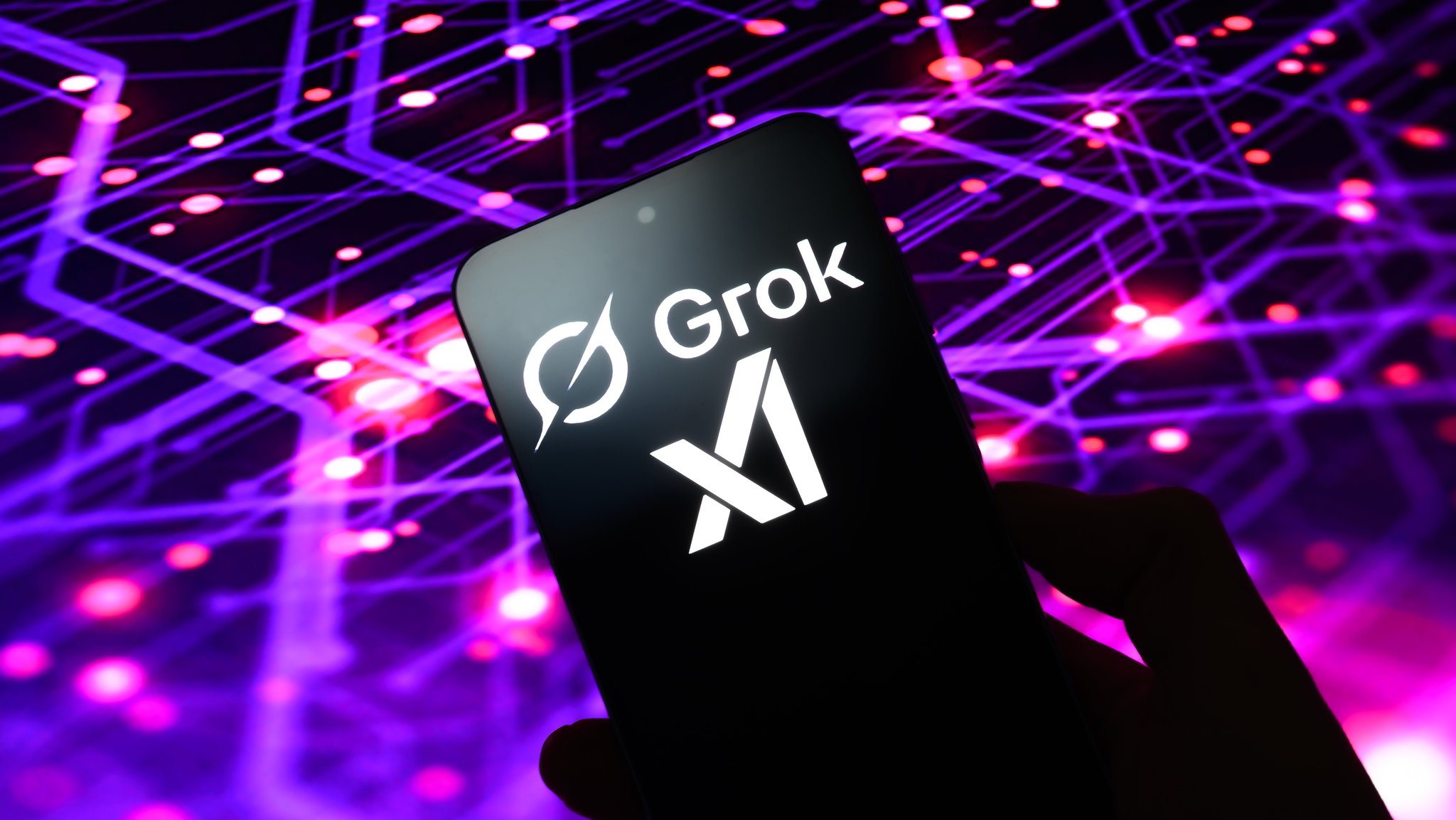 (Symbolbild) Das Logo Grok und xAI auf einem Handybildschirm