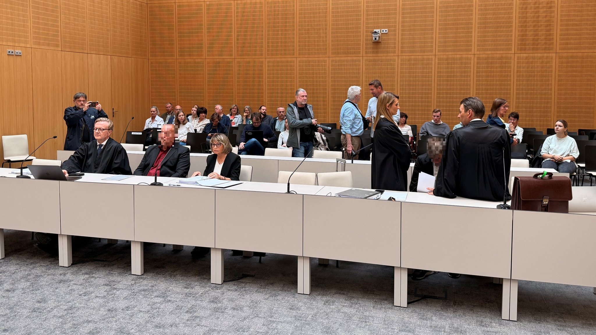 Gerichtssaal mit den Prozessbeteiligten in Weiden | Bild: BR/Rudolf Heinz Gerichtssaal mit den Prozessbeteiligten in Weiden