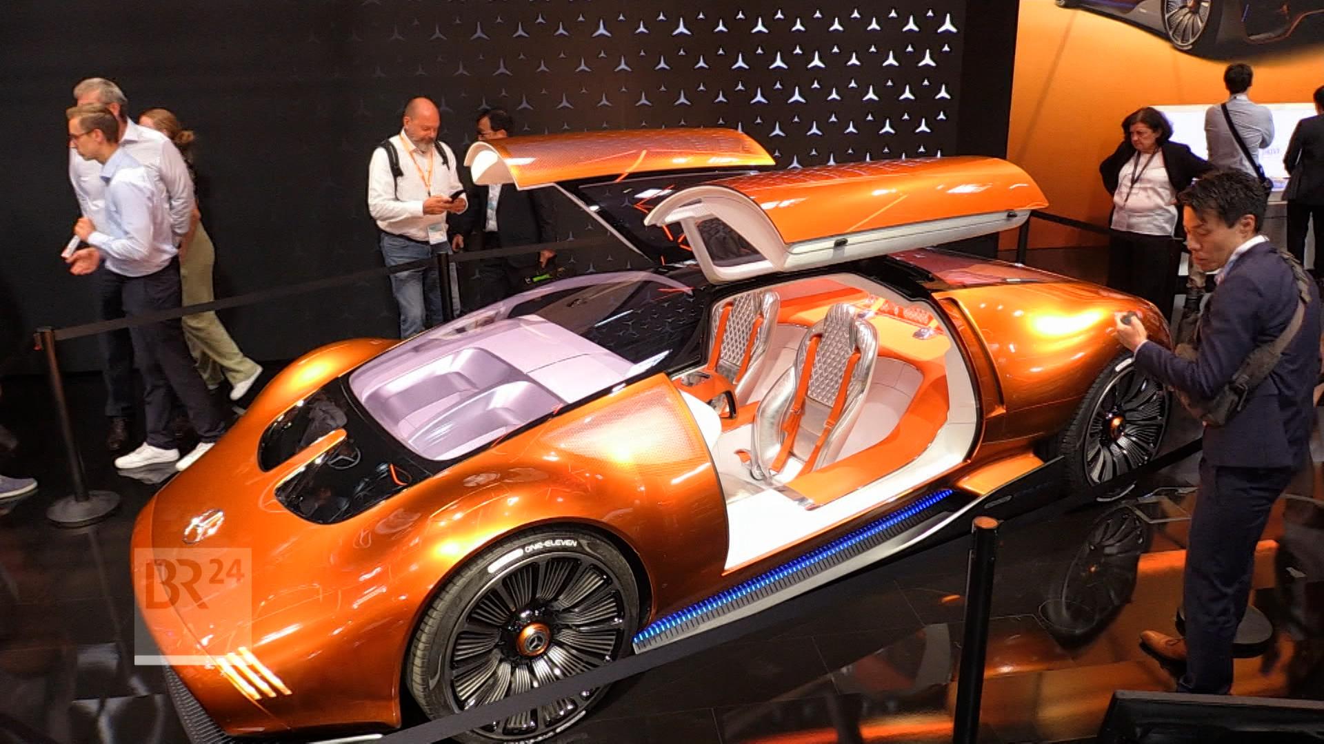 Ein zimtfarbenes Elektroauto auf einer Messe.