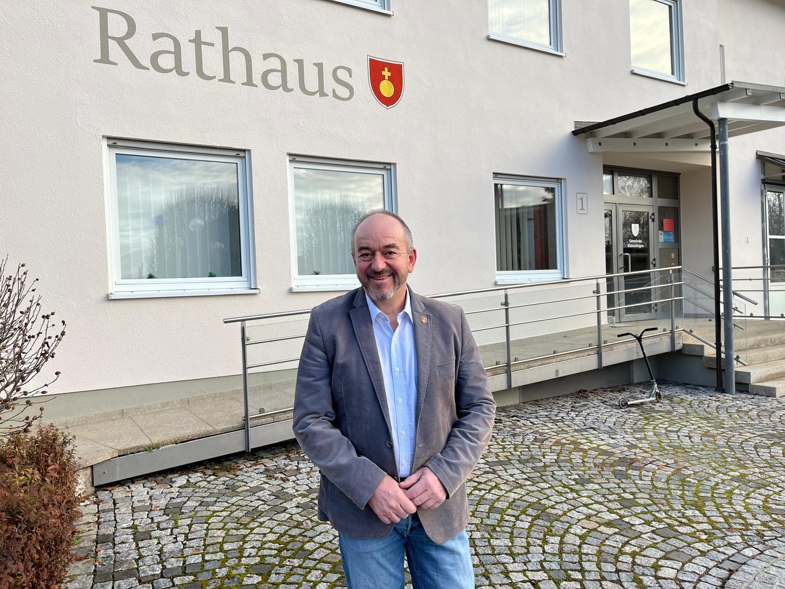 Rupert Fiehl, Bürgermeister von Kleinaitingen, lächelt in die Kamera.