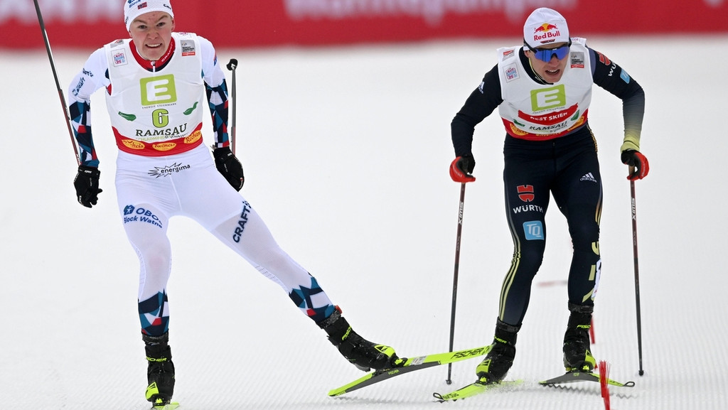 Der zweitplatzierte Jens Luuras Oftebro aus Norwegen und der drittplatzierte Vinzenz Geiger (r) aus Deutschland in Aktion. | Bild: dpa-Bildfunk/Andreas Schaad Der zweitplatzierte Jens Luuras Oftebro aus Norwegen und der drittplatzierte Vinzenz Geiger (r) aus Deutschland in Aktion.
