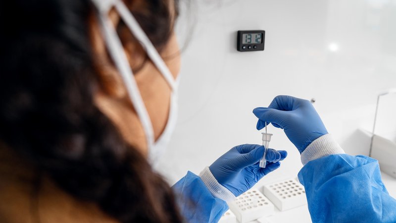 Laboruntersuchung (Symbolbild) | Bild: picture alliance / CHROMORANGE | Michael Bihlmayer Laboruntersuchung (Symbolbild)