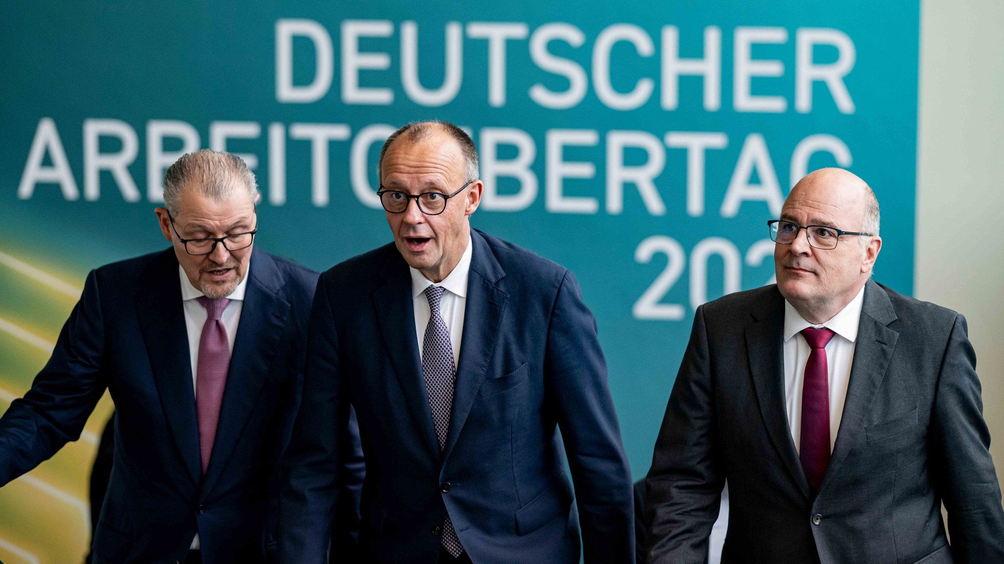 Rainer Dulger (l-r), Arbeitgeberpräsident, Bundeskanzler Friedrich Merz (CDU) und Steffen Kampeter, Hauptgeschäftsführer BDA, kommen zum Arbeitgebertag 2025.