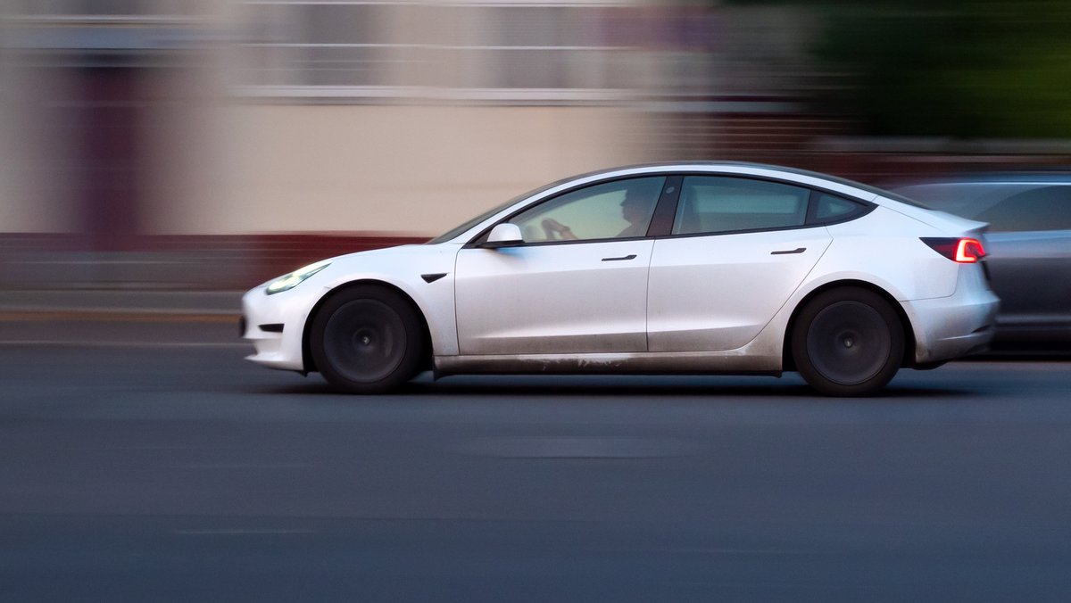 Nicht so leise wie gedacht: Ein Auto der Marke Tesla im Straßenverkehr