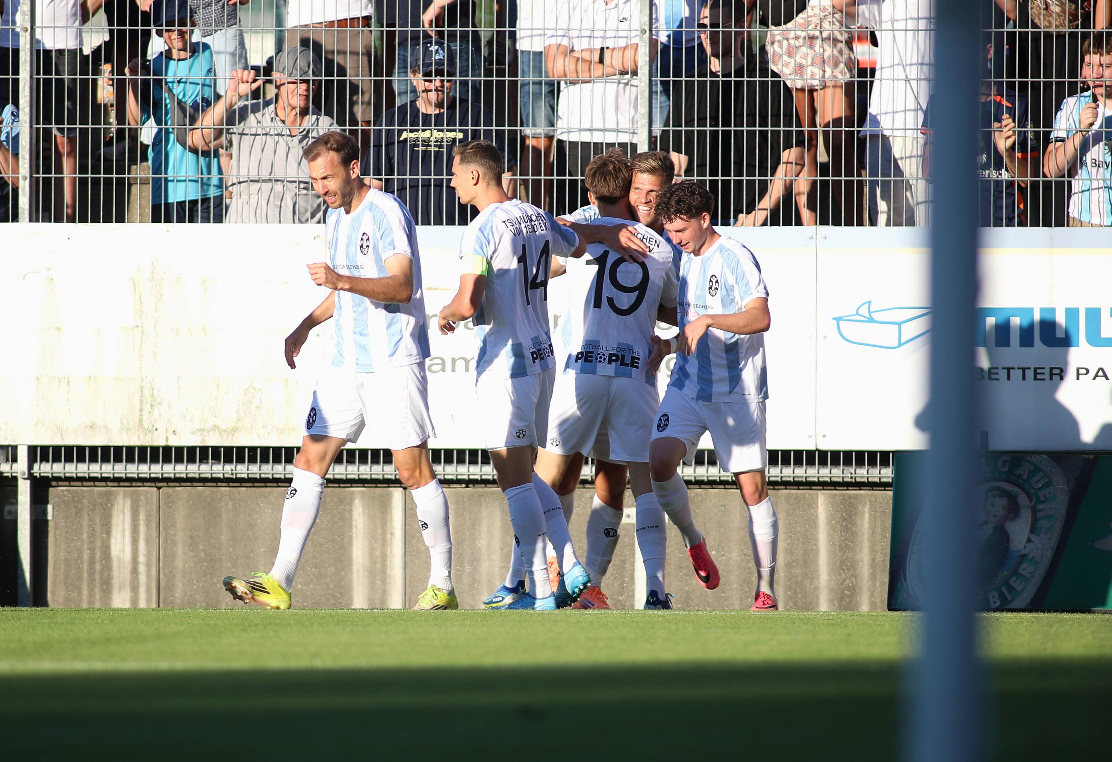 TSV 1860 bejubelt den Treffer von Florian Niederlechner
