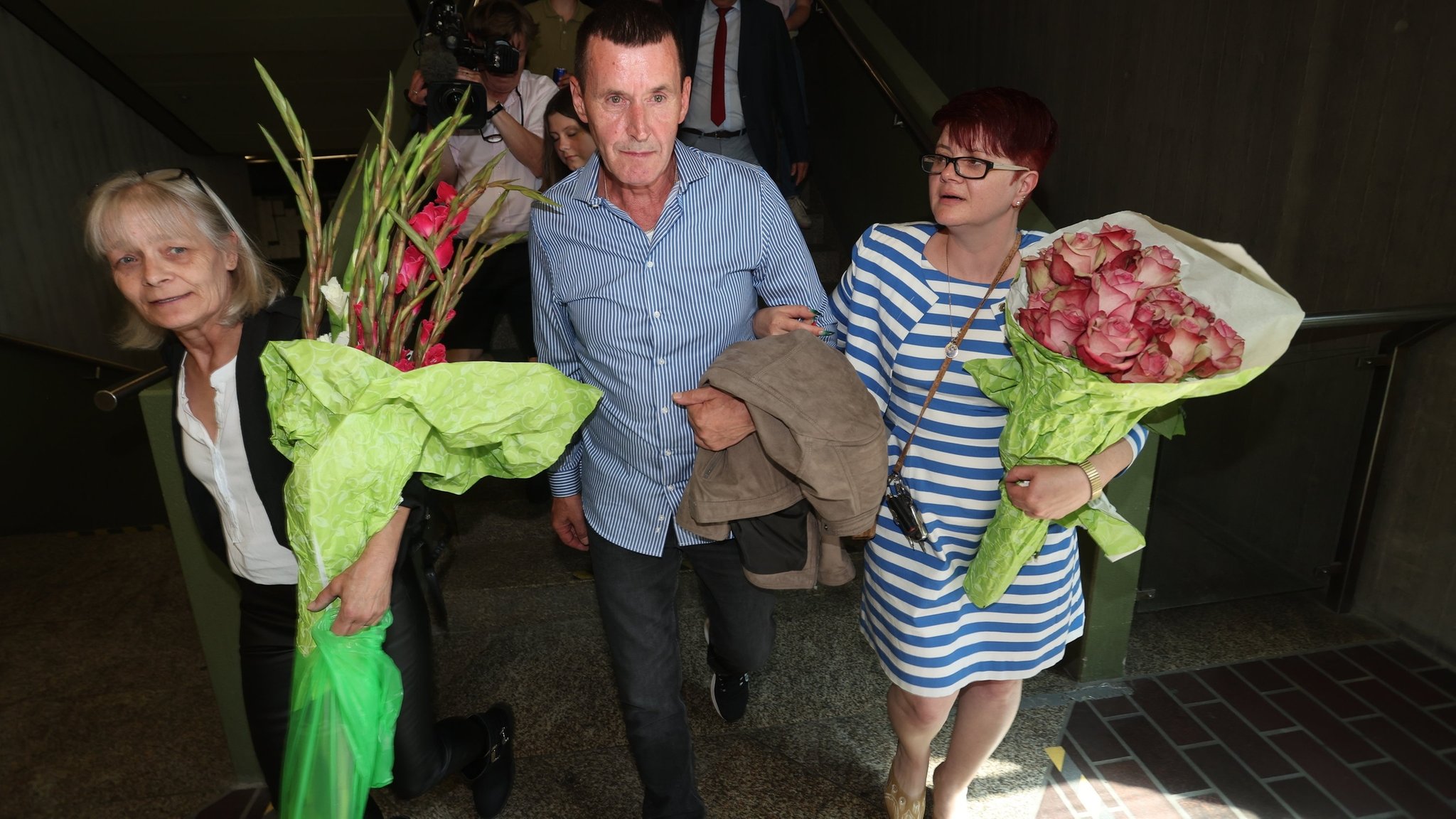 07.07.2023, Bayern, München: Manfred Genditzki (M) geht mit Ehefrau Maria (r) nach der Urteilsverkündung im Wiederaufnahmeverfahren um den sogenannten Badewannen-Mordfall aus dem Gericht. Im Münchner Prozess um den sogenannten Badewannen-Mord von Rottach-Egern ist der angeklagte Manfred Genditzki am Freitag freigesprochen worden.