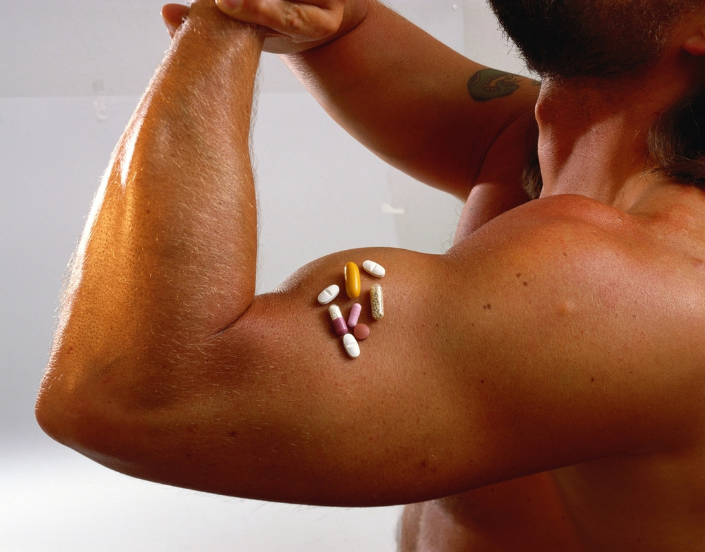 Athlet mit Dopingmitteln auf dem Arm (Symbolbild)