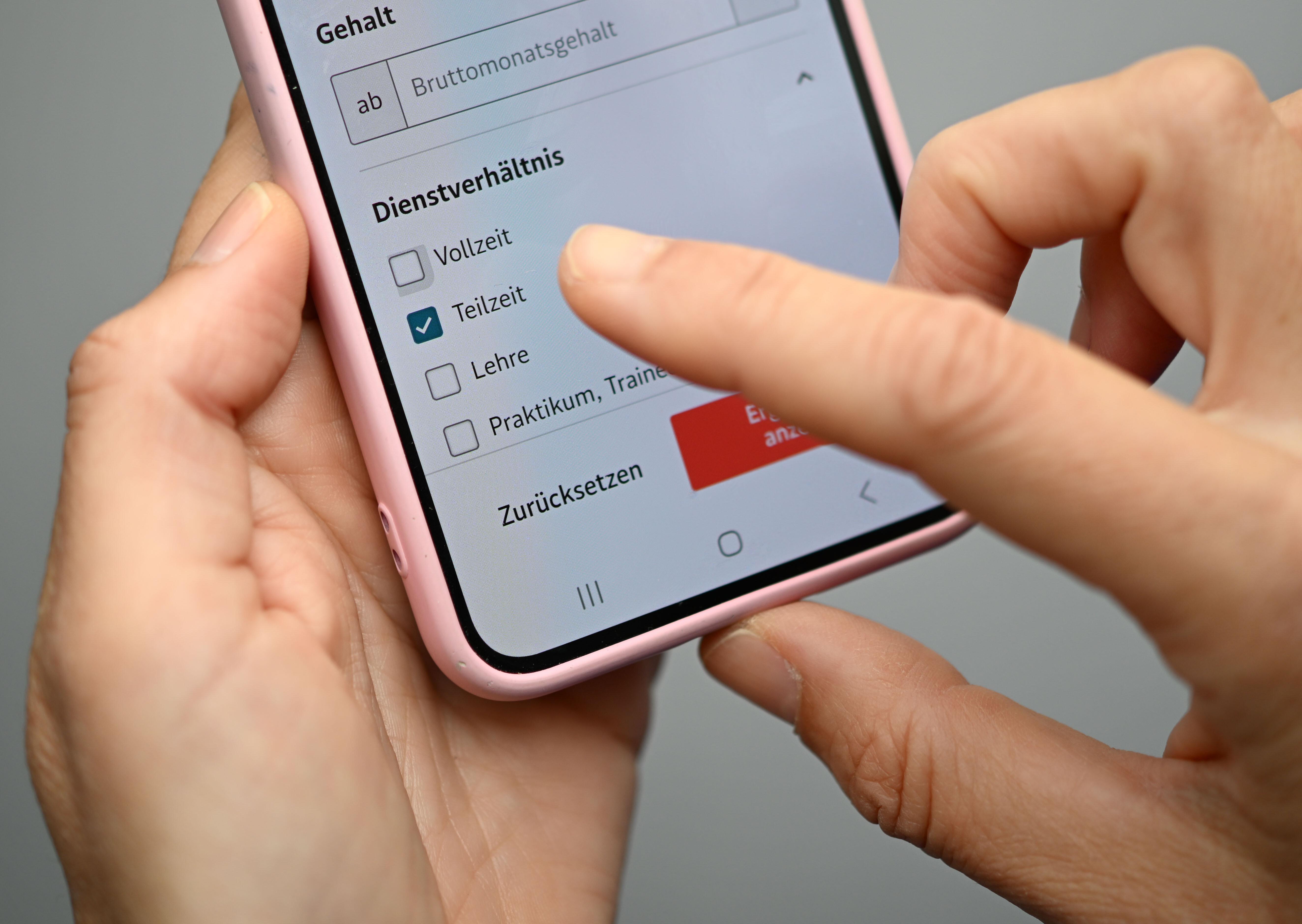 llustration zu den Themen Stellenangebote in Vollzeit und Teilzeit. Im Bild: Eine Jobbörse im Internet.