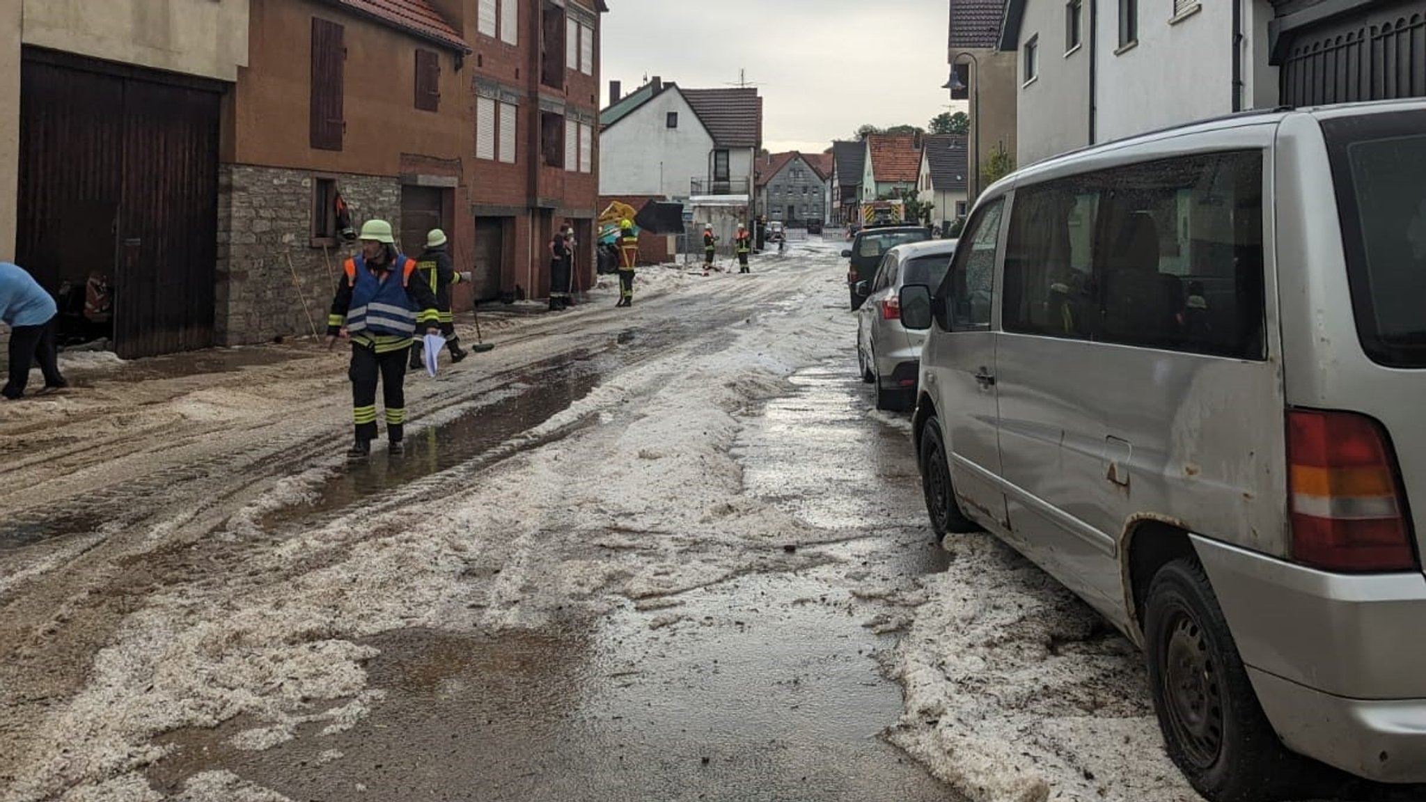 Viel zu tun für Feuerwehr und freiwillige Helfer nach dem Unwetter am Donnerstag.