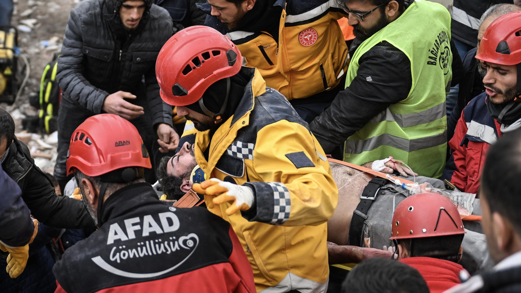 Rettungstrupps bei den Hilfsmaßnahmen nach dem Erdbeben in der Türkei. (06.02.2023)