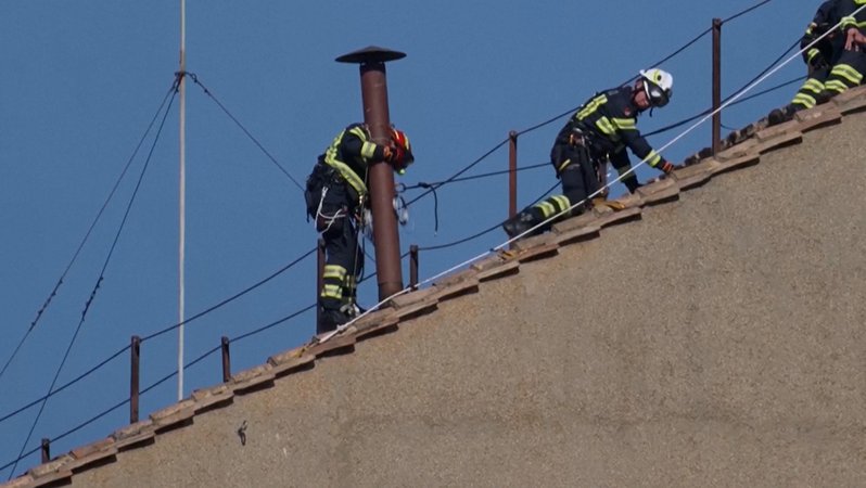 Arbeiter haben auf der Sixtinischen Kapelle im Vatikan den Kamin für die Wahl des neuen Papstes installiert. | Bild: BR 2025 Arbeiter haben auf der Sixtinischen Kapelle im Vatikan den Kamin für die Wahl des neuen Papstes installiert.