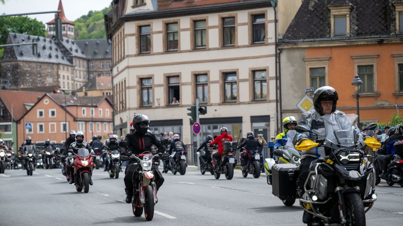 Biker durchfahren im April 2024 Kulmbach. | Bild: pa/dpa/Pia Bayer Biker durchfahren im April 2024 Kulmbach.