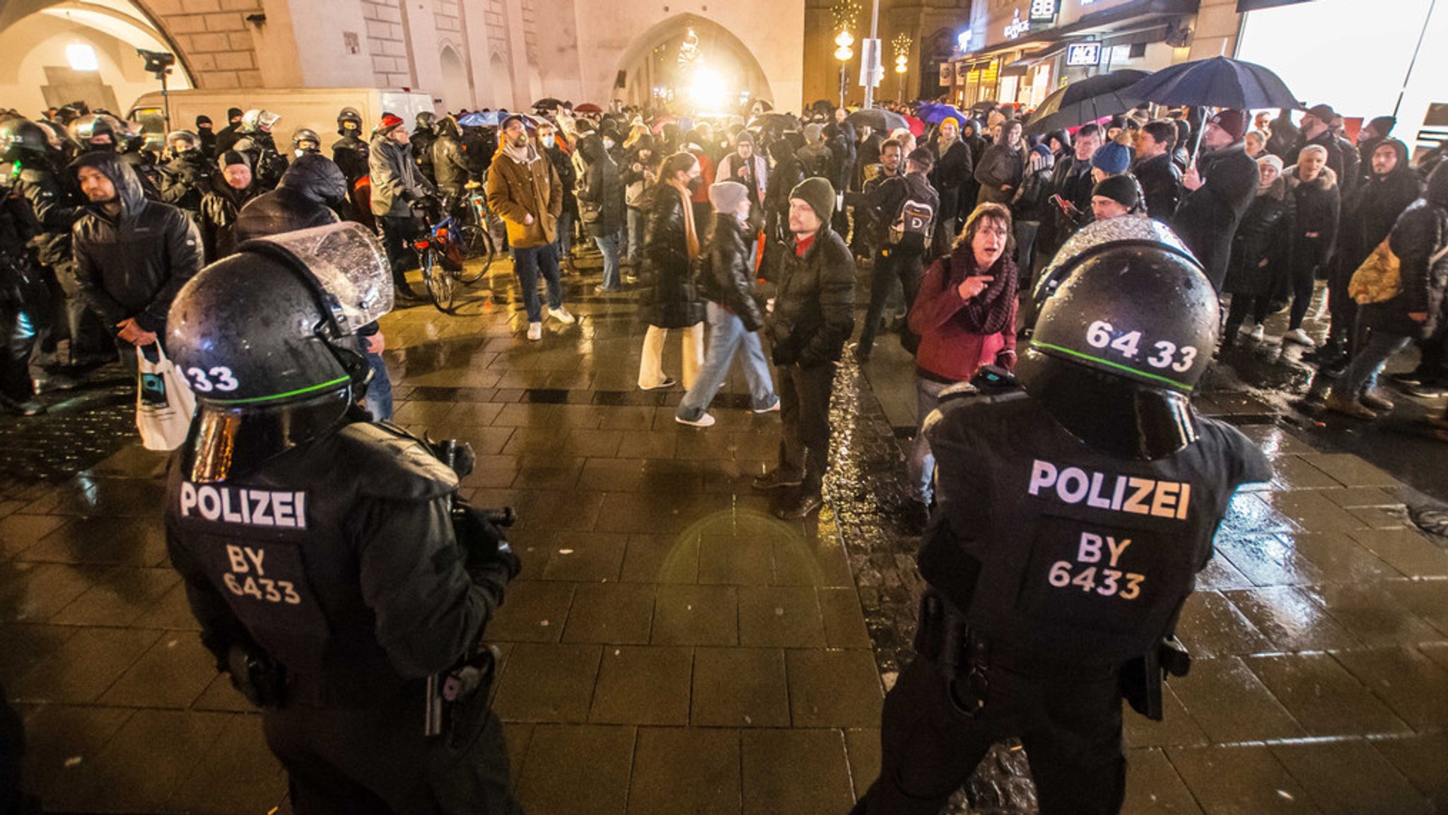 Polizisten im Einsatz auf einer Demo gegen die Corona-Maßnahmen in München (Archiv)