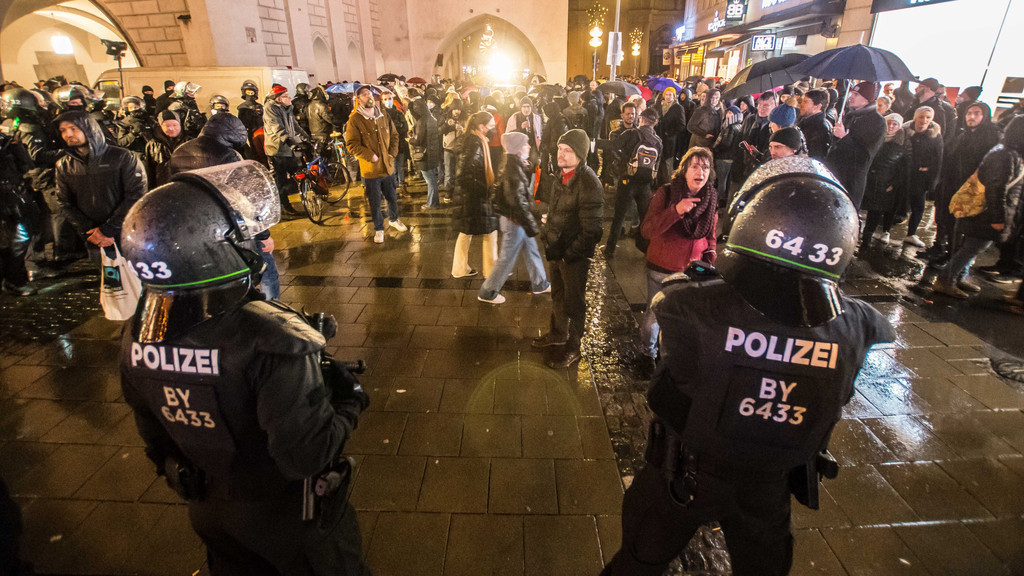 Polizisten im Einsatz auf einer Demo gegen die Corona-Maßnahmen in München (Archiv)