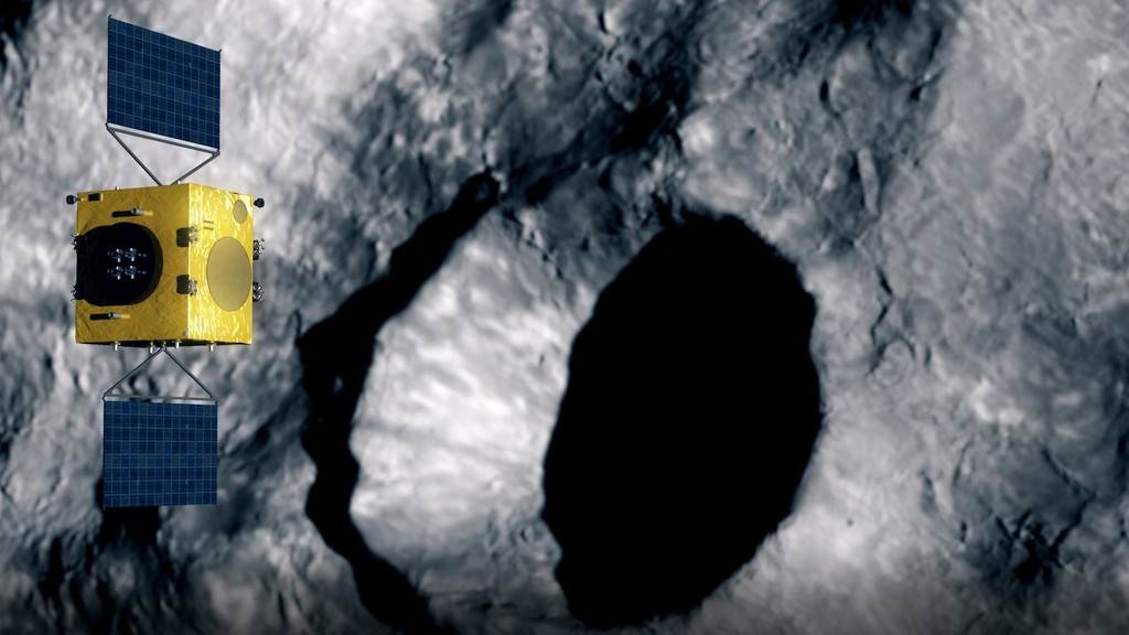 Raumsonde HERA fliegt über Krater auf einem Asteroiden.