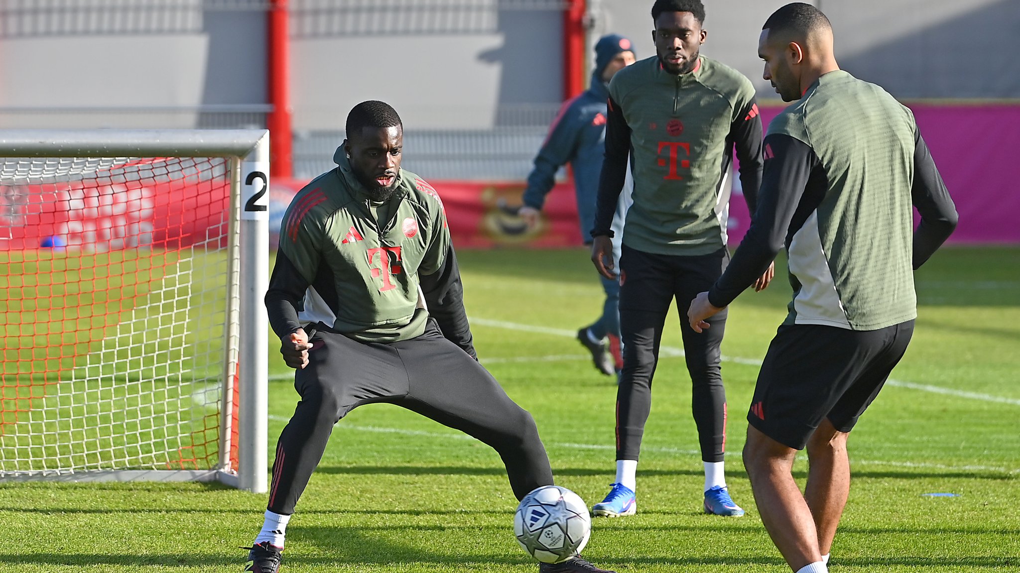 Upamecano, Tah und Davies beim Training