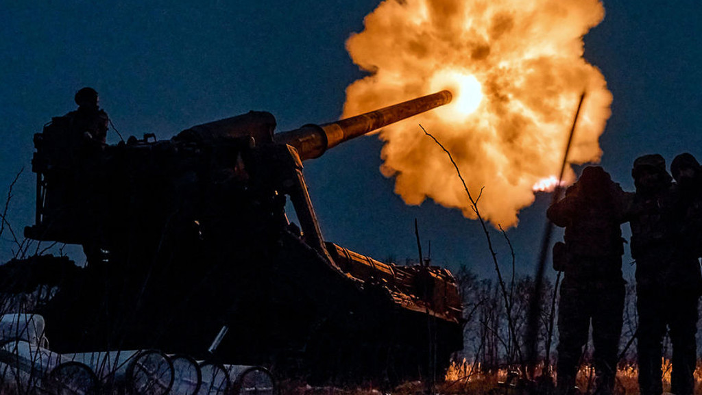 15.12.2022, Ukraine, Bachmut: Ukrainische Soldaten feuern eine Pion (M-1975)  Kanonenhaubitze auf russische Stellungen in der Nähe von Bachmut. Foto: Libkos/AP/dpa +++ dpa-Bildfunk +++