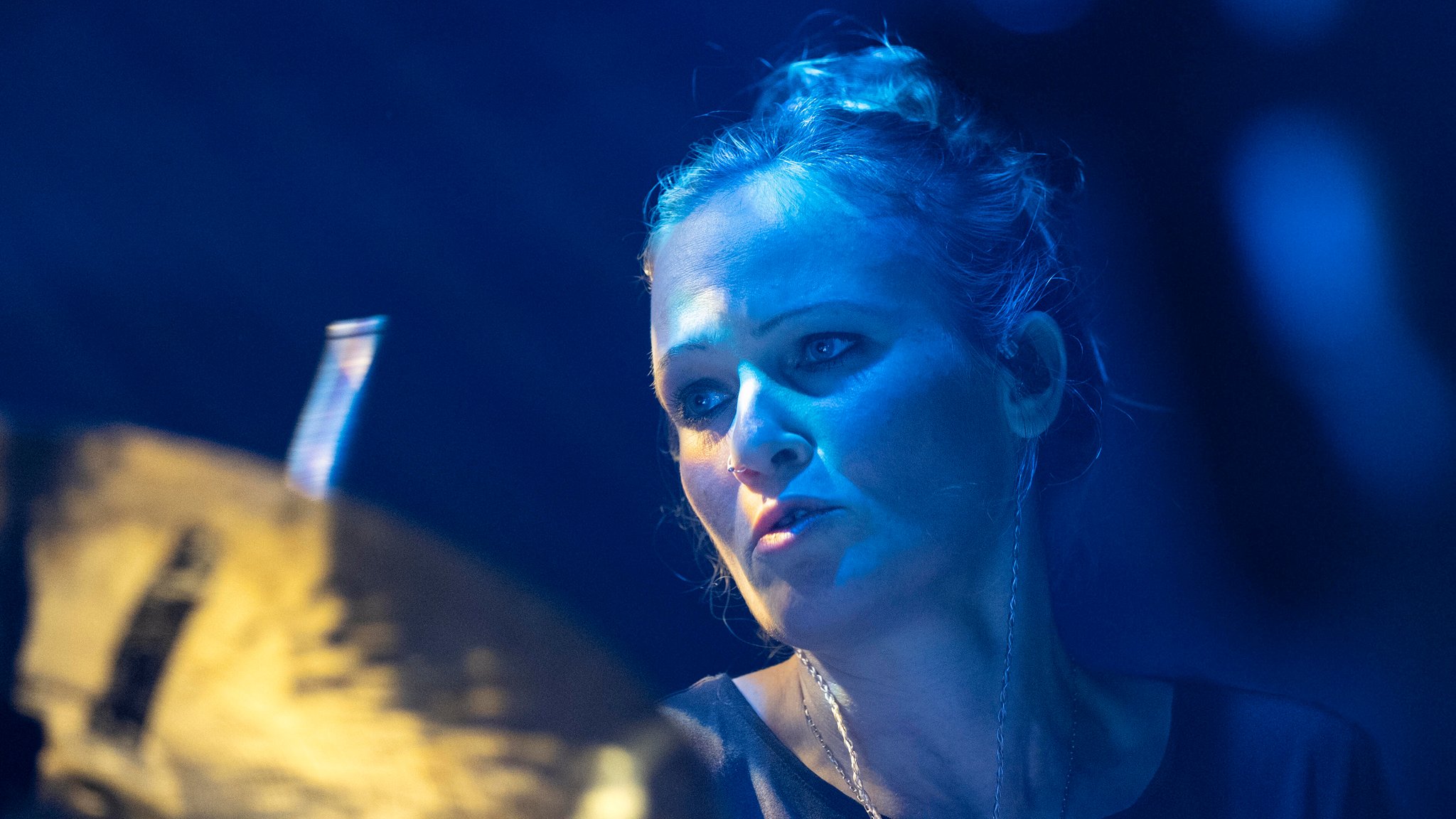 Die Aschaffenburger Schlagzeugerin Anika Nilles bei der Montreux Guitar Show MIGS im Mai 2023 