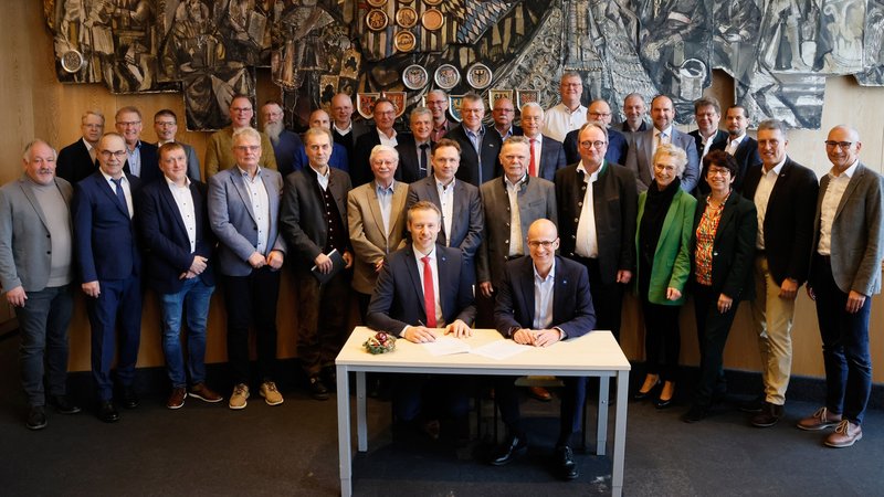 Der Unterallgäuer Landrat Alex Eder (links) und der Geschäftsführer der Regionalwerk Unterallgäu GmbH, Dietmar Schell, sitzen an einem Tisch, dahinter die Bürgermeister der Mitgliedsgemeinden. | Bild: Landratsamt Unterallgäu Der Unterallgäuer Landrat Alex Eder (links) und der Geschäftsführer der Regionalwerk Unterallgäu GmbH, Dietmar Schell, sitzen an einem Tisch, dahinter die Bürgermeister der Mitgliedsgemeinden.