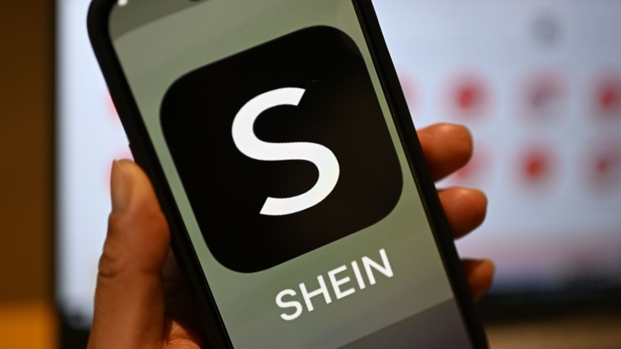Das Shein-Logo ist auf einem Smartphone zu sehen.