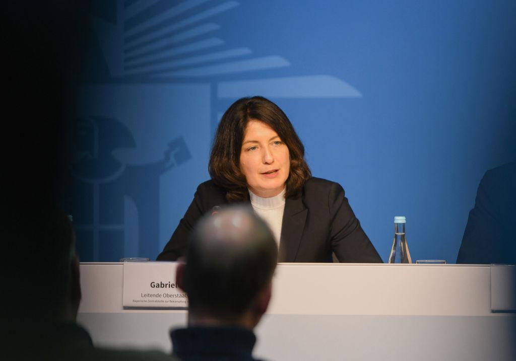 14.02.2025, Bayern, München: Gabriele Tilmann, Leitende Oberstaatsanwältin der Bayerischen Zentralstelle zur Bekämpfung von Extremismus und Terrorismus ZET, Guido Limmer, spricht auf einer Pressekonferenz. Am Vortag war ein Auto in eine Ver.di Demonstration gerast. Dabei wurden 30 Menschen verletzt. Die Ermittler gehen von einem islamistischen Motiv des Autofahrers aus. Foto: Jason Tschepljakow/dpa +++ dpa-Bildfunk +++