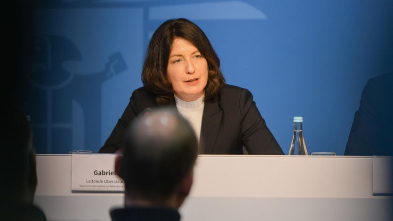 14.02.2025, Bayern, München: Gabriele Tilmann, Leitende Oberstaatsanwältin der Bayerischen Zentralstelle zur Bekämpfung von Extremismus und Terrorismus ZET, Guido Limmer, spricht auf einer Pressekonferenz. Am Vortag war ein Auto in eine Ver.di Demonstration gerast. Dabei wurden 30 Menschen verletzt. Die Ermittler gehen von einem islamistischen Motiv des Autofahrers aus. Foto: Jason Tschepljakow/dpa +++ dpa-Bildfunk +++ | Bild: dpa-Bildfunk/Jason Tschepljakow 14.02.2025, Bayern, München: Gabriele Tilmann, Leitende Oberstaatsanwältin der Bayerischen Zentralstelle zur Bekämpfung von Extremismus und Terrorismus ZET, Guido Limmer, spricht auf einer Pressekonferenz. Am Vortag war ein Auto in eine Ver.di Demonstration gerast. Dabei wurden 30 Menschen verletzt. Die Ermittler gehen von einem islamistischen Motiv des Autofahrers aus. Foto: Jason Tschepljakow/dpa +++ dpa-Bildfunk +++
