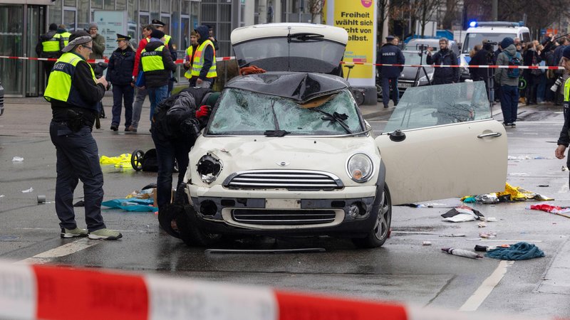 Im Februar ist bei einer Verdi-Demonstration in Muenchen ein Auto in eine Menschengruppe gefahren. | Bild: picture alliance / epd-bild | Maximilian Eberl Im Februar ist bei einer Verdi-Demonstration in Muenchen ein Auto in eine Menschengruppe gefahren.