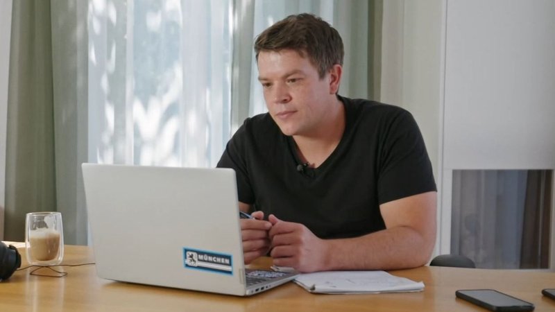 Früher war Felix Benneckenstein aktiver Neonazi, heute hilft er anderen beim Ausstieg aus der rechten Szene. | Bild: BR Früher war Felix Benneckenstein aktiver Neonazi, heute hilft er anderen beim Ausstieg aus der rechten Szene.