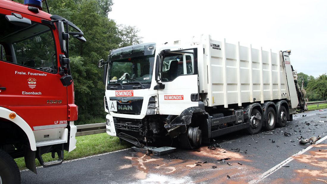 todlicher unfall mit mullfahrzeug in obernburg br24